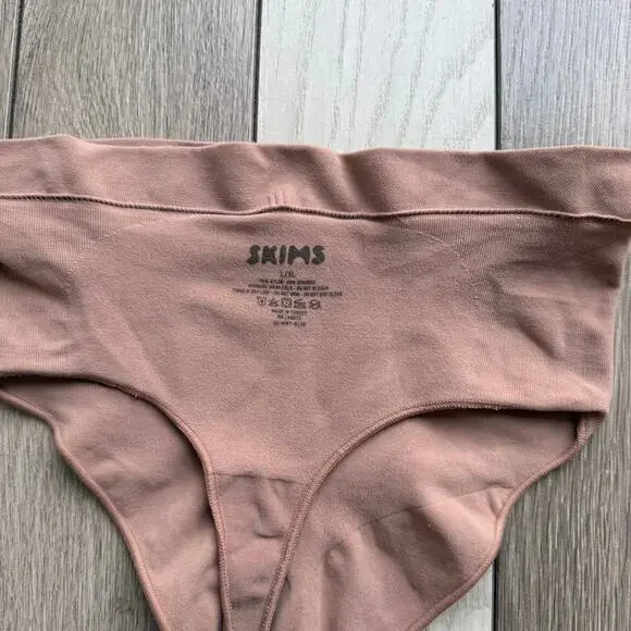 Skims high waisted thong lingerie - Picture 4 of 5